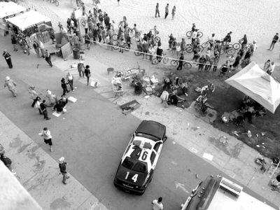 3日，美國洛杉磯，威尼斯海灘上血跡斑斑，警方正在調(diào)查。圖/東方IC