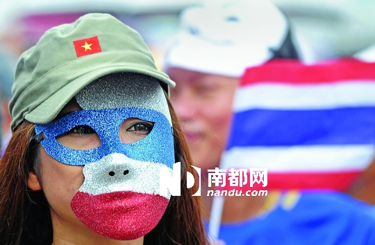 4日，一名泰國反政府人士頭戴面具在首都曼谷參加集會(huì)。