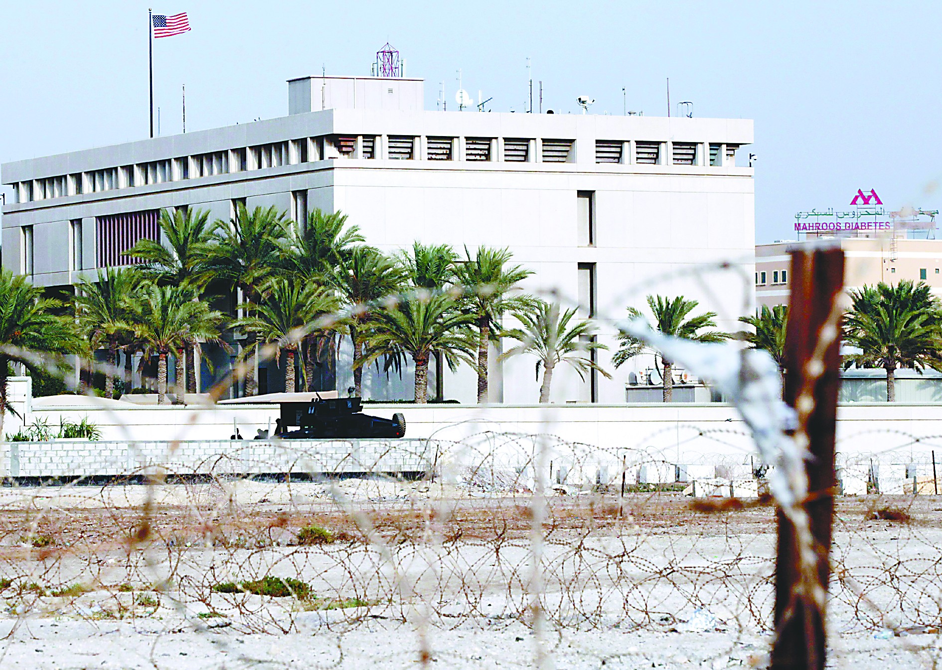 當(dāng)?shù)貢r(shí)間4日，在也門首都薩那，安全人員在通往美國(guó)大使館的路上設(shè)置檢查站檢查過往車輛。