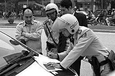 越南交警在開罰單。