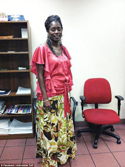 美國(guó)槍手闖小學(xué)劫持人質(zhì) 女子