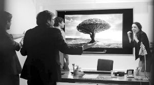 屏幕顯示樹(shù)的畫(huà)面，求職者獲知真相