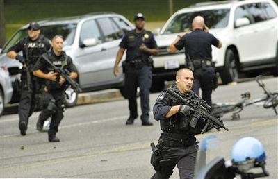 3日,案發(fā)現(xiàn)場,持槍警察在奔跑。