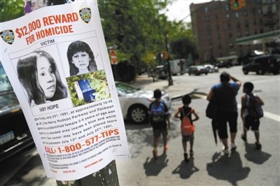 2013年7月23日，貼在紐約街頭的征詢線索傳單，這天是“希望寶寶”被發(fā)現(xiàn)遇害的日子，每年這天警方都