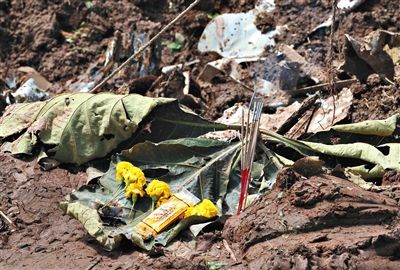 失事現(xiàn)場,有人擺上鮮花放上香燭表示悼念。