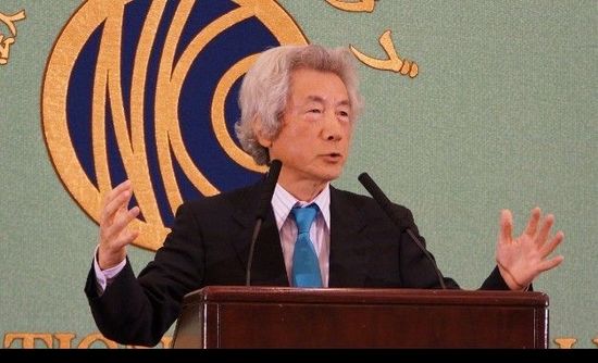 日本前首相小泉純一郎11月12日發(fā)表演說，支持安倍晉三對(duì)中國(guó)強(qiáng)硬，并鼓動(dòng)其參拜靖國(guó)神社。