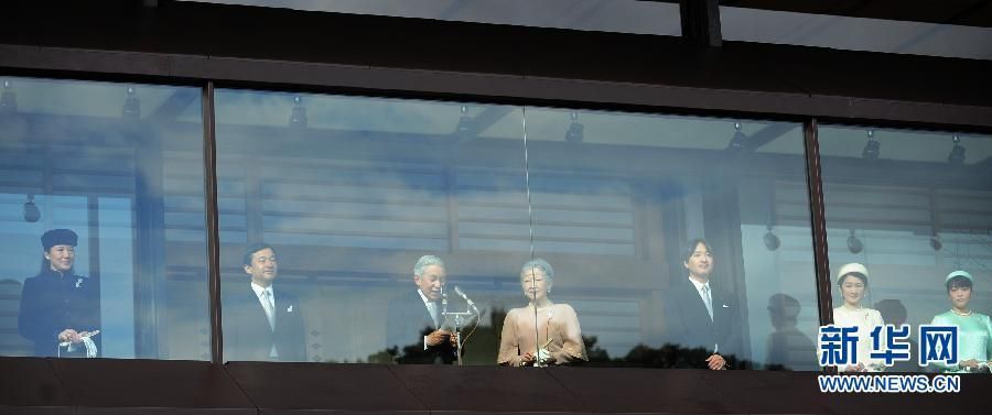 當(dāng)?shù)貢r(shí)間12月23日，在位于日本東京的皇宮，日本明仁天皇在皇族的陪同下發(fā)表生日感言。