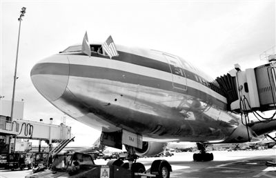 2011年4月5日，美國(guó)航空公司為洛杉磯至上海首條直飛航線的開通舉行剪彩儀式。目前，美國(guó)航空、美國(guó)聯(lián)合航空和達(dá)美航空已經(jīng)向中國(guó)提交了飛行計(jì)劃。