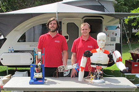 皮尤和尼克爾斯基與他們的3D機(jī)器人。