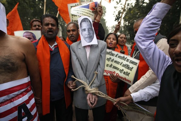 印度新德里民眾憤而示威抗議。