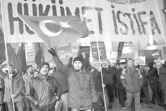 　土耳其民眾25日抗議政府貪腐行為。