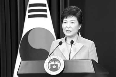 1月6日，韓國(guó)總統(tǒng)樸槿惠在首爾總統(tǒng)府青瓦臺(tái)舉行的新年記者會(huì)上發(fā)言。新華社發(fā)