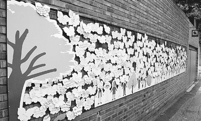 參觀者們?cè)趹?zhàn)爭與女性人權(quán)博物館的留言墻上貼滿了留言