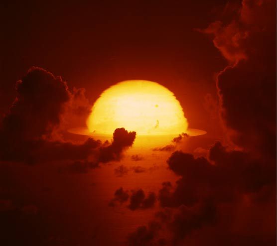 1961年，南太平洋上空，氫彈爆炸后的大火球開始擴散。