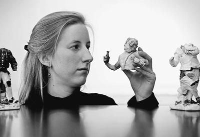 在英國倫敦，拍賣行員工展示邁森瓷器。