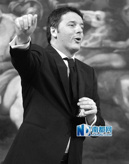 2月22日，在意大利羅馬總理府，新任總理馬泰奧·倫齊搖鈴象征正式行使總理權(quán)力。