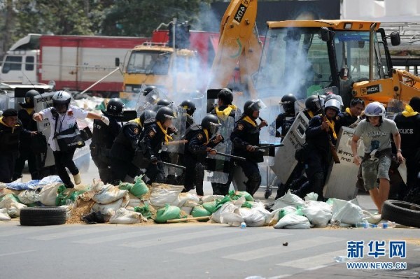 當(dāng)?shù)貢r間2月18日，泰國曼谷警方與示威者發(fā)生沖突。
