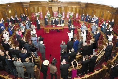 29日，倫敦，一對同性伴侶舉行結(jié)婚儀式。