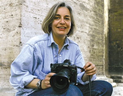 4日，安雅·尼德林豪斯在報道阿富汗大選期間被槍殺。