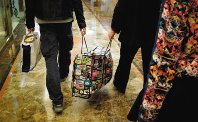 5月2日，馬航乘客家屬離開麗都飯店。當(dāng)日，麗都飯店二層家屬區(qū)正式關(guān)閉，大部分家屬返鄉(xiāng)。