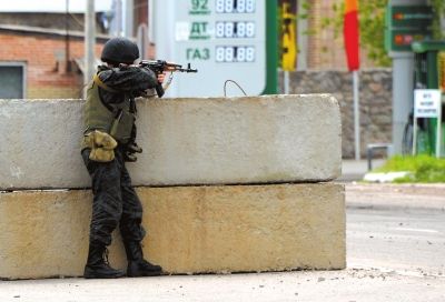 　5日，在烏東部城市斯拉維揚(yáng)斯克附近，一名烏克蘭士兵守衛(wèi)一處檢查站。