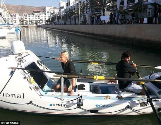 男女主角與他們的“小伙伴”，名叫“馬迪巴精神”的皮劃艇。