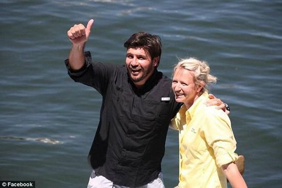 抵達邁阿密時，曼瑟驕傲地豎起了大拇指。