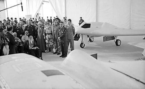 　哈梅內(nèi)伊（中）11日參觀伊朗版RQ-170無人機。