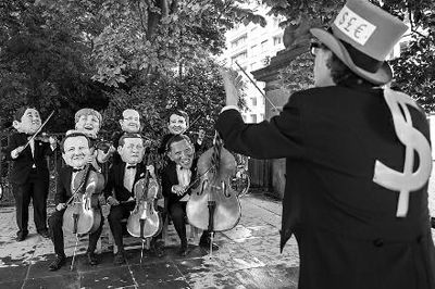 4日在布魯塞爾，非政府組織『樂施會(huì)』成員戴著七國(guó)首腦面具演奏名曲《錢錢》，批評(píng)七國(guó)政策導(dǎo)致全球貧富差