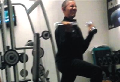 奧巴馬舉啞鈴時(shí)“不注意形象的表情”。