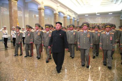 金正恩率領軍隊領導人等前往平壤錦繡山太陽宮瞻仰了金日成、金正日的遺容。