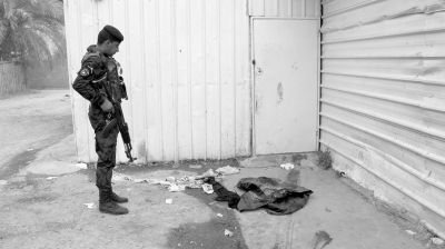 7月13日，伊拉克巴格達(dá)，警察在發(fā)生槍殺案的現(xiàn)場勘察。