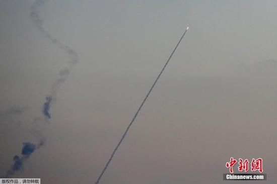 當(dāng)?shù)貢r(shí)間2014年7月13日，以色列斯德洛特，從加沙地帶飛往以色列境內(nèi)的導(dǎo)彈劃破夜空。