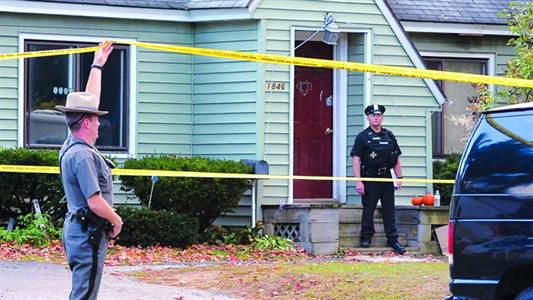 8日，紐約州當?shù)鼐旆怄i案發(fā)現(xiàn)場。