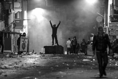 　10月8日，在土耳其伊斯坦布爾，同情難民遭遇的庫(kù)爾德人進(jìn)行游行示威，指責(zé)政府應(yīng)對(duì)“伊斯蘭國(guó)”武裝不