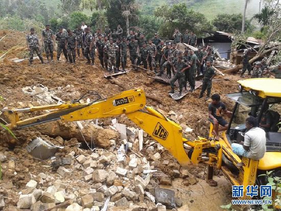 　10月29日，斯里蘭卡救援部隊(duì)抵達(dá)山體滑坡災(zāi)區(qū)展開救援。