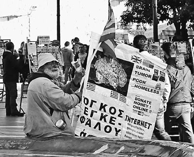 自債務(wù)危機(jī)爆發(fā)以來，希臘承諾實(shí)施以減薪、增稅、裁員和私有化為主要內(nèi)容的緊縮和改革政策。一系列的緊縮措施使民眾生活受到嚴(yán)重影響，約1/4的家庭陷入貧困。圖為今年1月希臘大選期間，在雅典市中心國(guó)會(huì)大廈前廣場(chǎng)乞討的老人。