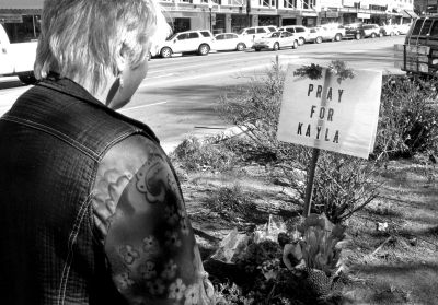 2月10日，美國(guó)亞利桑那州，民眾獻(xiàn)花悼念遇難的美國(guó)人質(zhì)米勒。圖/東方IC