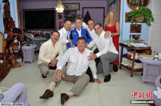 當(dāng)?shù)貢r間2015年2月28日，古巴哈瓦那，古巴前領(lǐng)導(dǎo)人菲德爾·卡斯特羅接見被美國釋放的5名間諜合影。