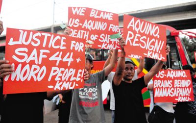 2月3日，菲律賓馬尼拉，民眾舉行示威游行悼念遇難的44名特警，并要求總統(tǒng)阿基諾下臺，對此次反恐行動失敗負(fù)責(zé)。