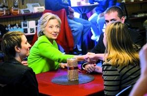 在宣傳片中，希拉里熱情地與三名“普通美國(guó)人”交談。