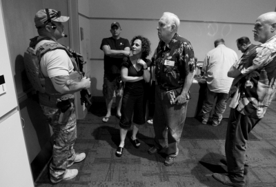 　5月3日，警察在案發(fā)后暫時阻止與會者離開展覽。