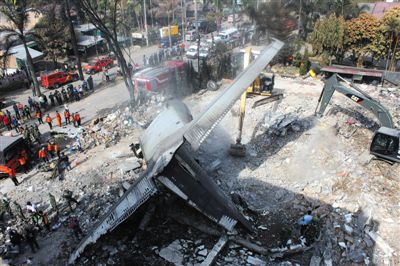 7月1日，搜救人員在印尼軍機(jī)墜毀現(xiàn)場進(jìn)行搜救和清理工作。