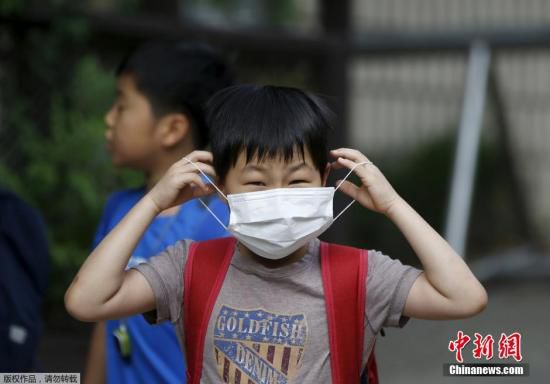 圖為當?shù)貢r間2015年6月8日，韓國未停課的學校，學生課前戴口罩測體溫。