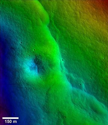不只月球引力影響地球，科學(xué)家借由月球表面數(shù)千的裂縫推斷，地球引力似乎正對(duì)月球表面造成嚴(yán)重影響