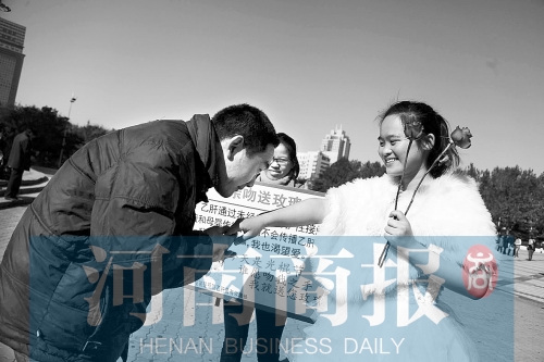 　一名男士上前，準備親吻女孩的手