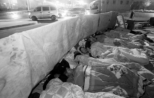 在寒冷的冬夜，為了能省點錢，方便接活，民工們?nèi)运跇蛳隆? complete=