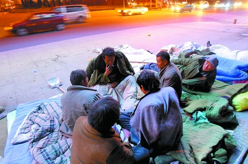 寒風(fēng)里，他們以打牌來打發(fā)枯燥的生活。