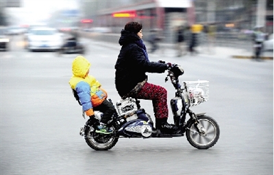 昨日下午，隴海西路桐柏路口，紅燈亮起的瞬間一輛電動車闖過路口。