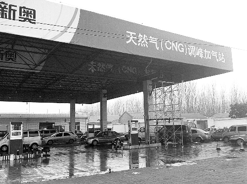 開封大量無(wú)證二手氣瓶裝上車 加氣站不檢查安全證明